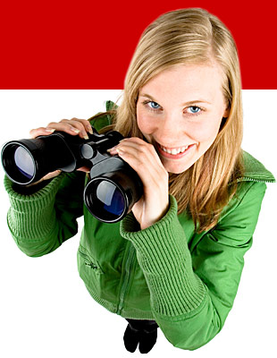 Frau mit Fernglass